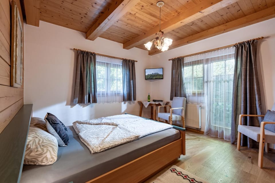 TV and multimedia, Seating area, Bedroom