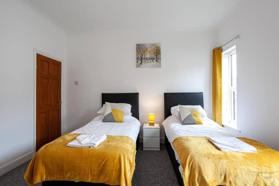 4 Bed House Sleeps 9 Free Parking House in Stoke-on-Trent