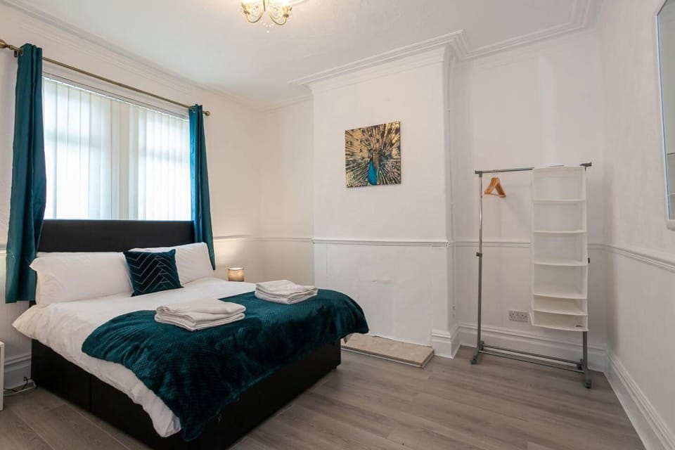 4 Bed House Sleeps 9 Free Parking House in Stoke-on-Trent