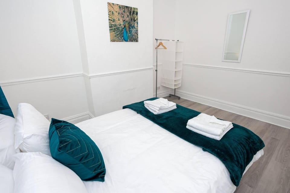 4 Bed House Sleeps 9 Free Parking House in Stoke-on-Trent
