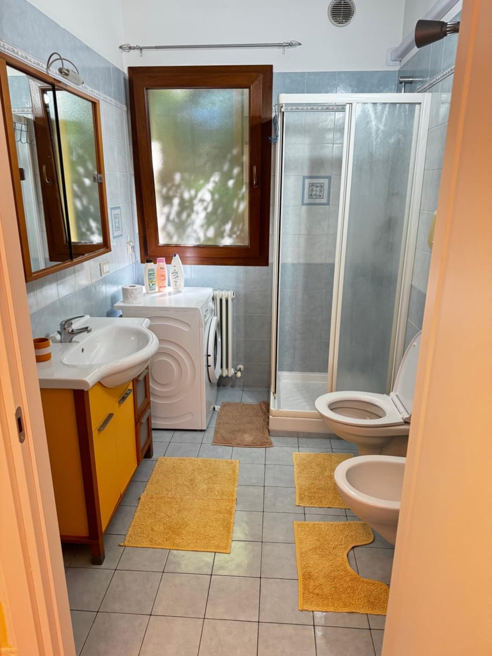 Shower, Toilet, Bathroom, bidet, towels