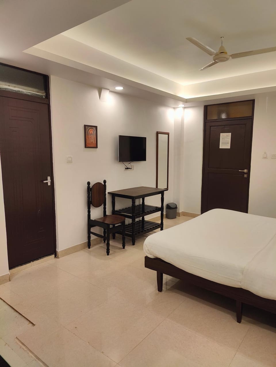 Bed, TV and multimedia, Photo of the whole room, fireplace