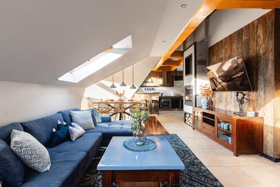 TV and multimedia, Kitchen or kitchenette, Living room, Seating area, Dining area