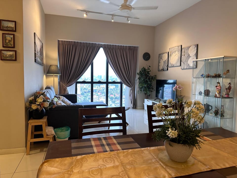 Living room, Seating area, Dining area, fireplace