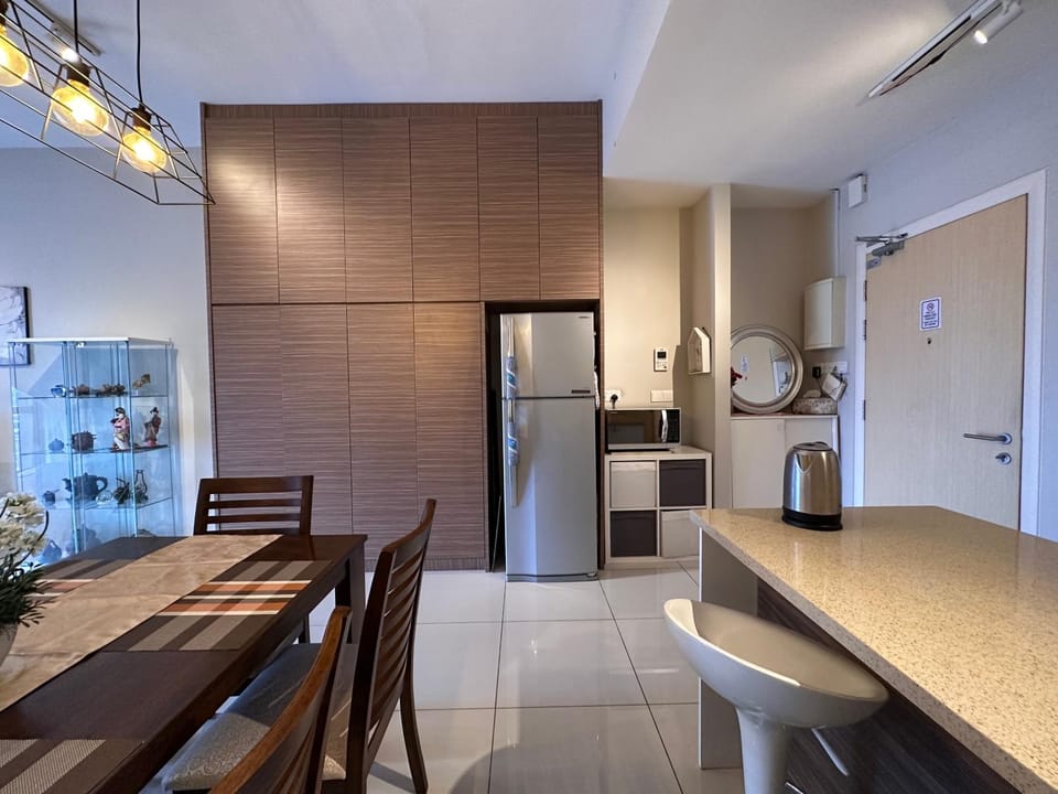 Dining area, minibar, oven