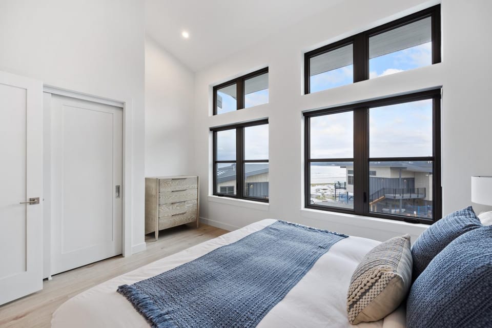 Bed, Natural landscape, Photo of the whole room, Bedroom