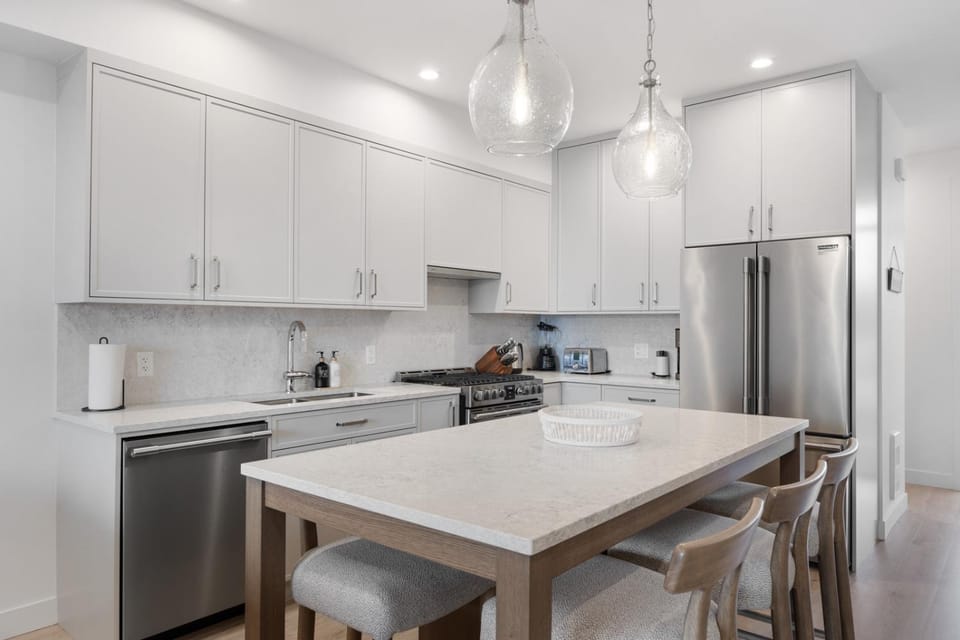 Kitchen or kitchenette, Dining area, dishwasher, minibar, oven, stove, toaster