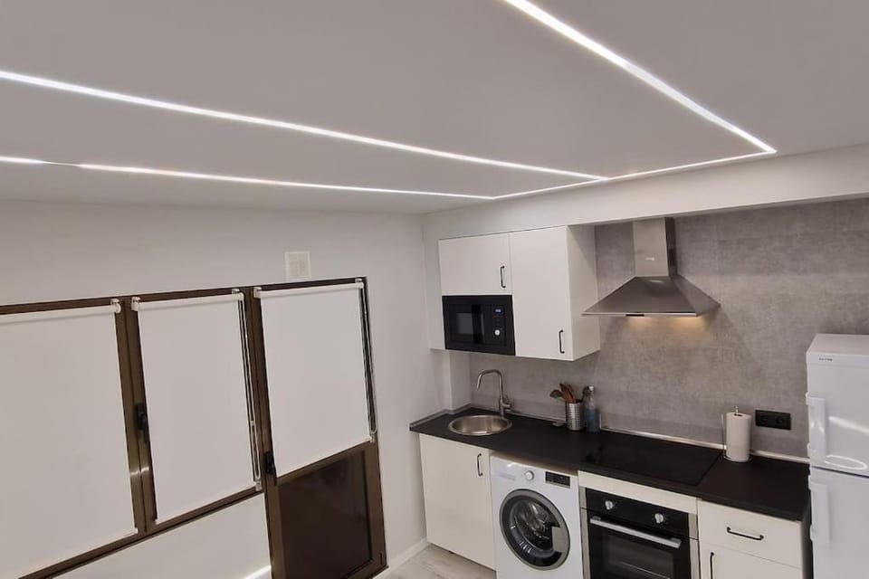 Kitchen or kitchenette, minibar, stove, washing machine