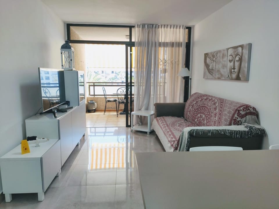 Bed, Living room, Seating area, Dining area