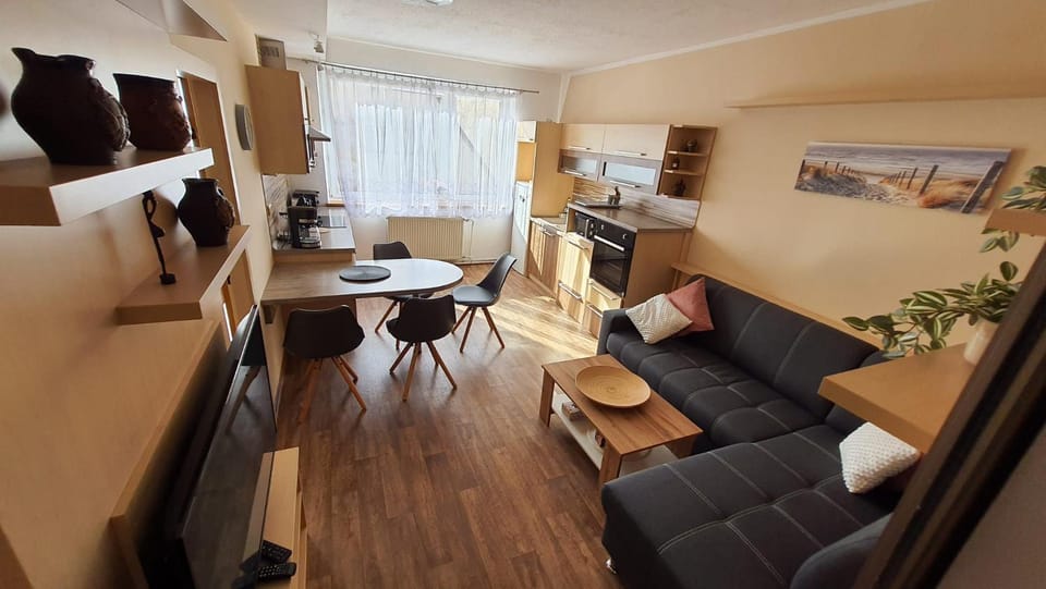 Communal lounge/ TV room, TV and multimedia, Living room, Seating area, Dining area, kitchen