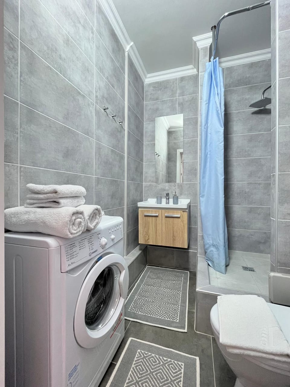 Shower, towels, washing machine
