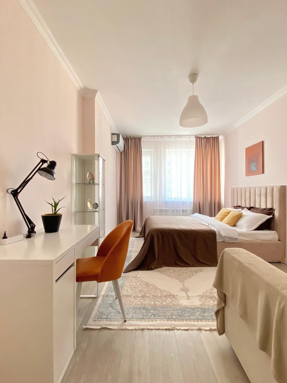 Bed, Living room, Photo of the whole room, Seating area, Bedroom, hair dresser, air conditioner