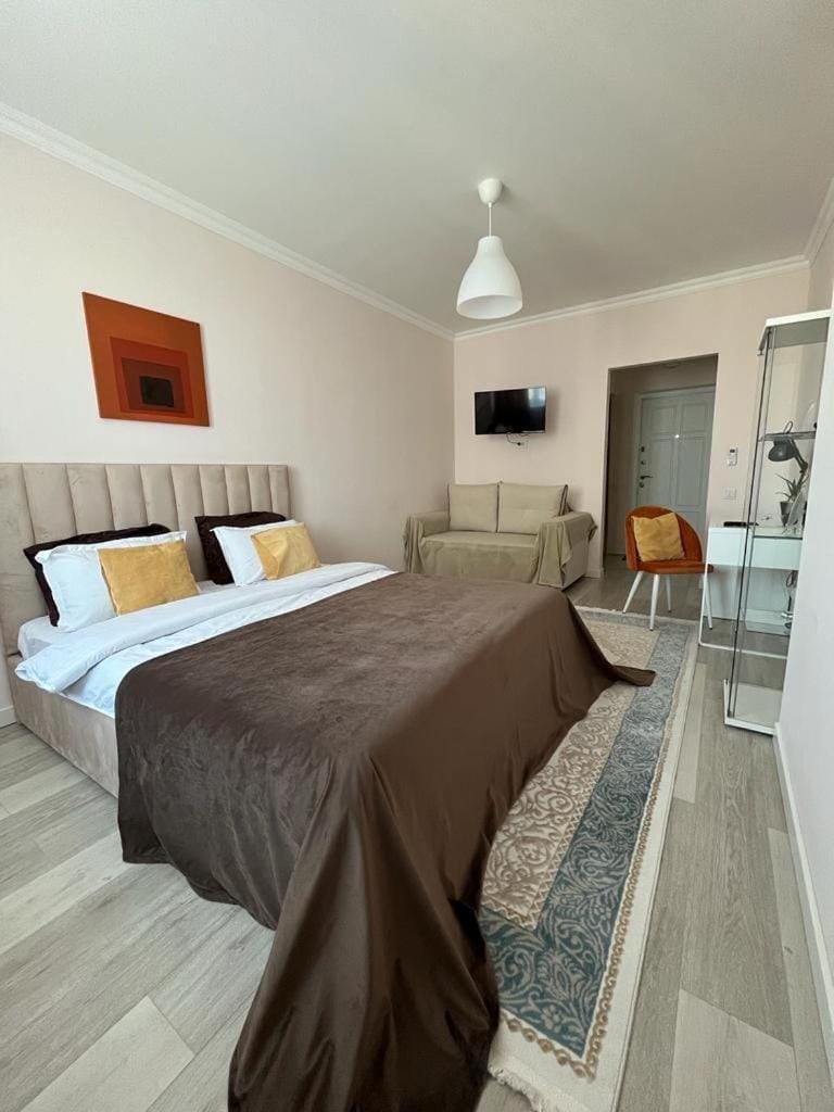Bed, TV and multimedia, Photo of the whole room, Bedroom