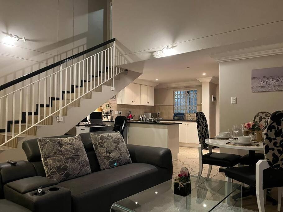 Kitchen or kitchenette, Living room, Seating area, Dining area