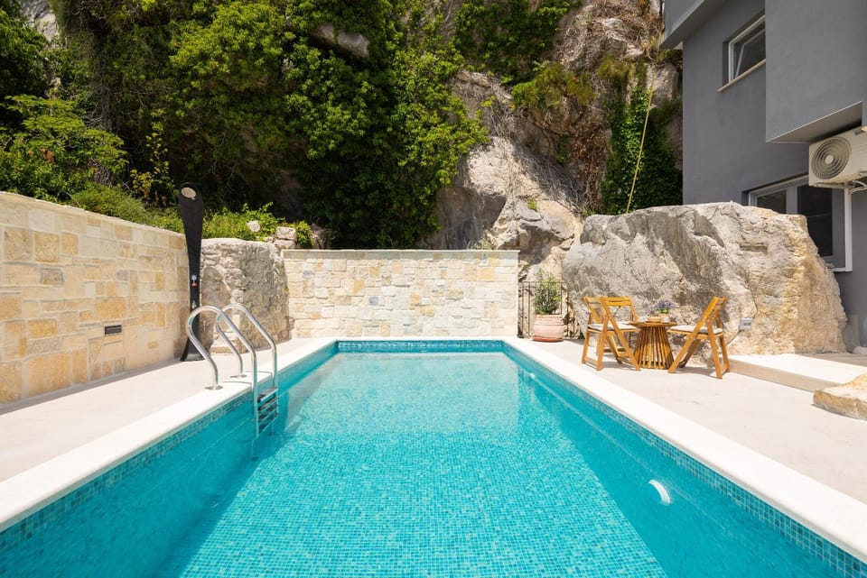 Pool view, Swimming pool, sunbed