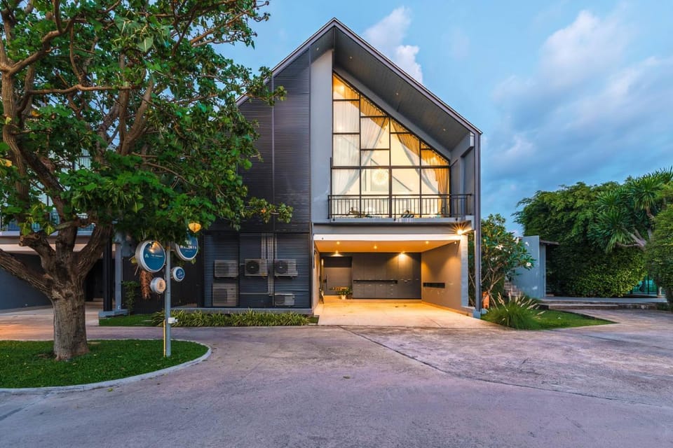 Property building, Facade/entrance, Parking
