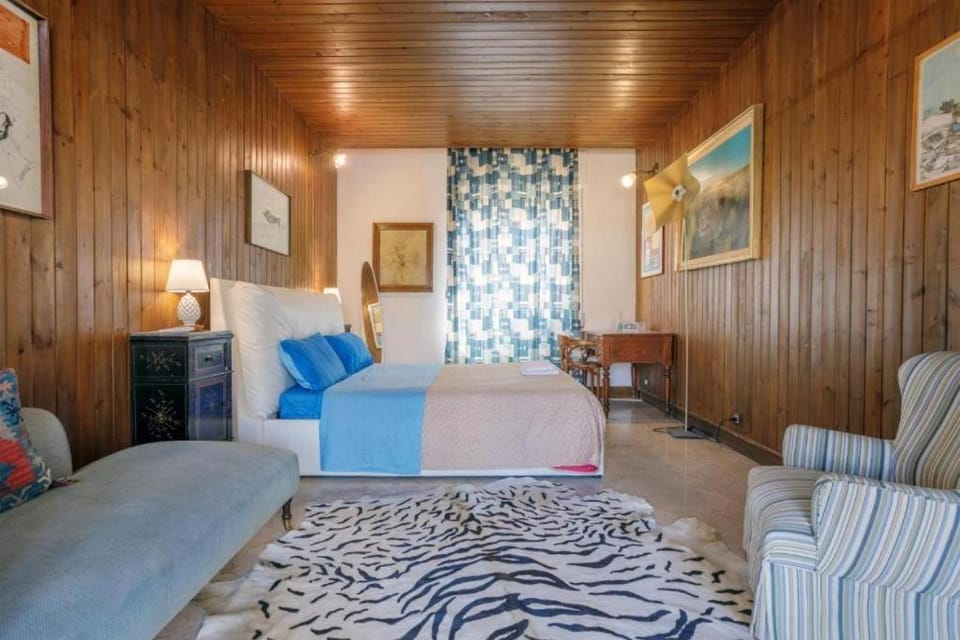 Bed, Photo of the whole room, Seating area, Bedroom