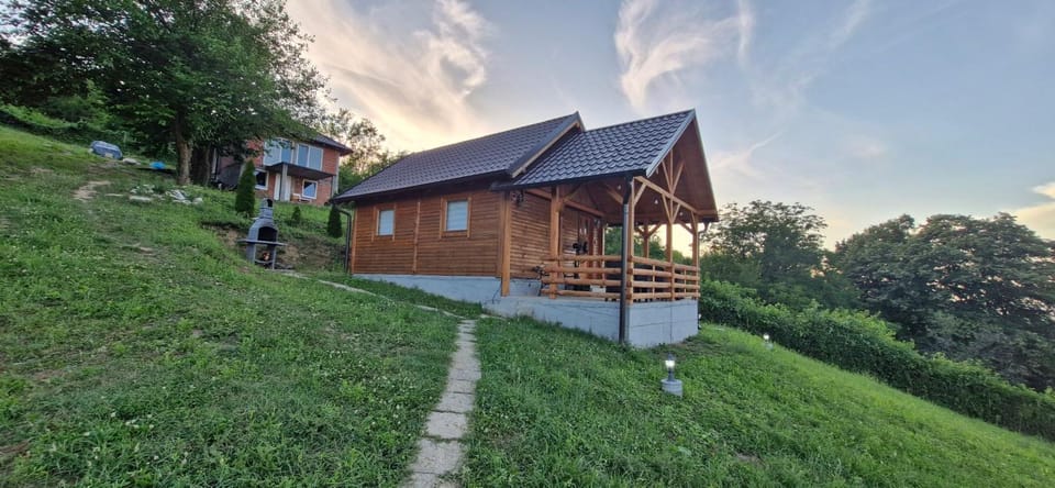 Property building, Spring, Day, People, Natural landscape, BBQ facilities, Garden, Garden view, group of guests, Bath