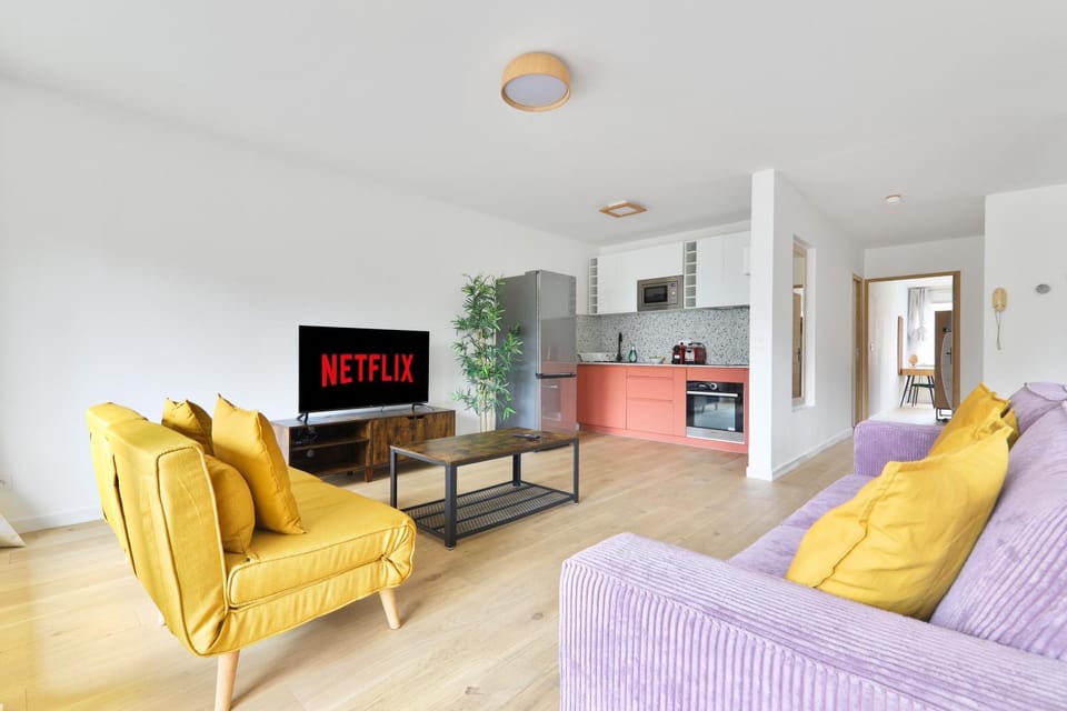 TV and multimedia, Kitchen or kitchenette, Living room, Seating area