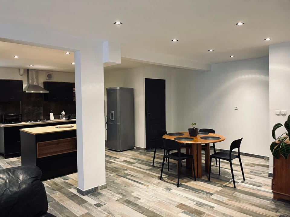 Kitchen or kitchenette, Dining area, oven, stove