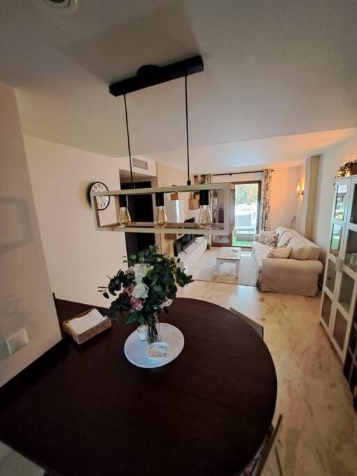 Bed, TV and multimedia, Kitchen or kitchenette, Living room, Photo of the whole room, Seating area