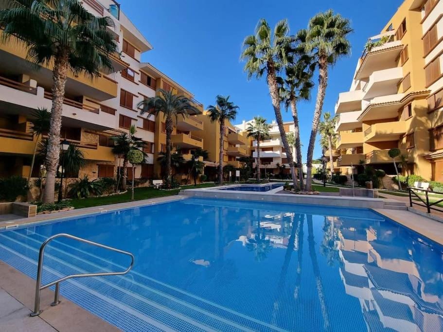 Property building, Swimming pool, sunbed