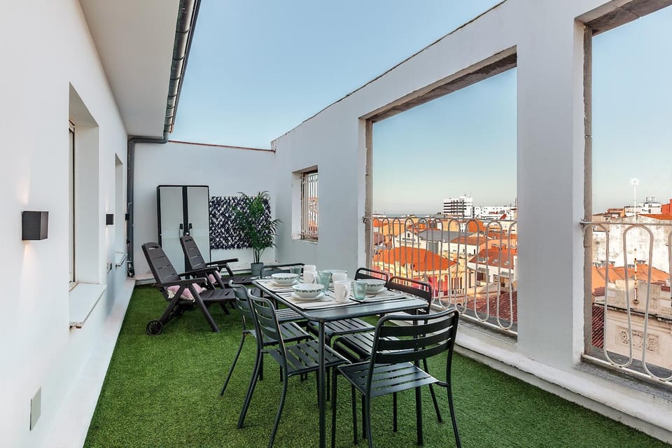 Property building, Patio, View (from property/room), Balcony/Terrace, Living room, Seating area, Dining area, City view