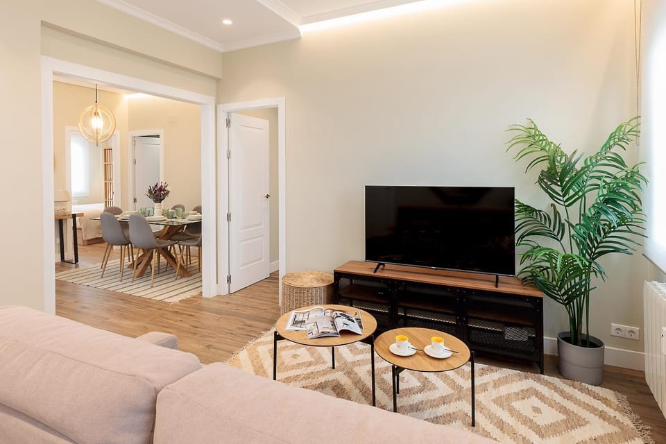 Communal lounge/ TV room, TV and multimedia, Living room, Seating area, Dining area