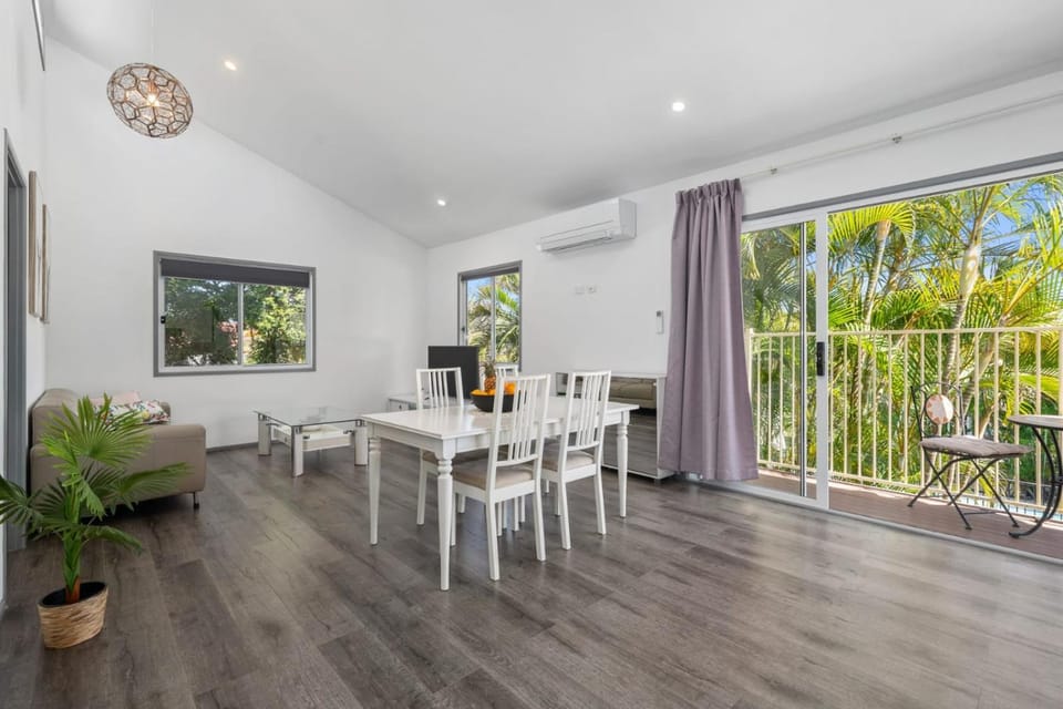 View (from property/room), Dining area, Garden view