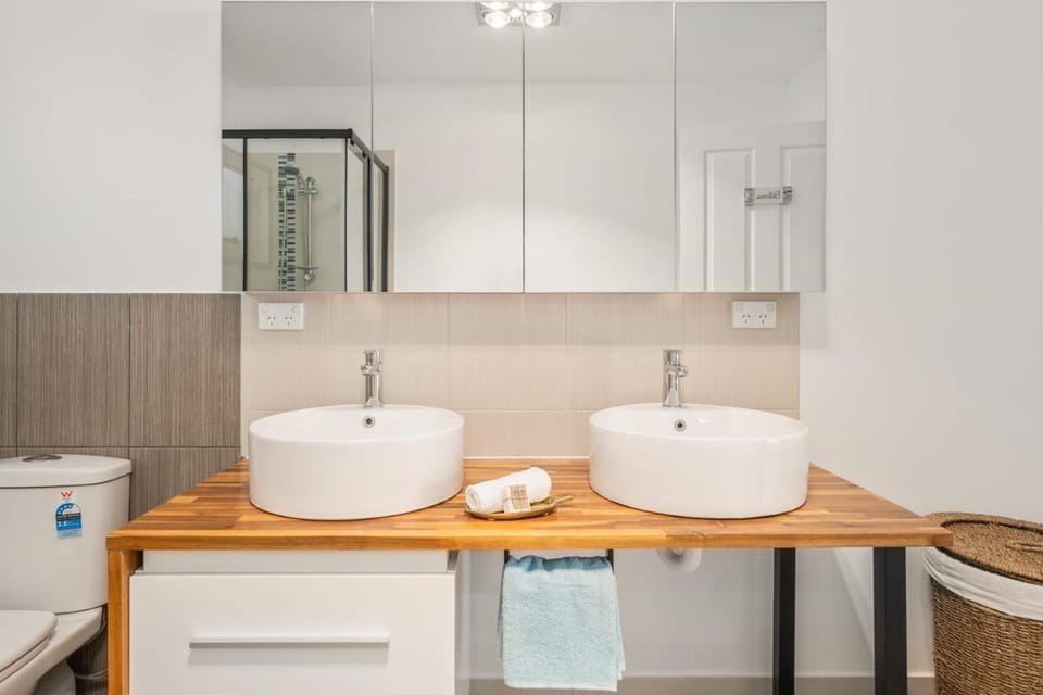 Toilet, Bathroom, towels