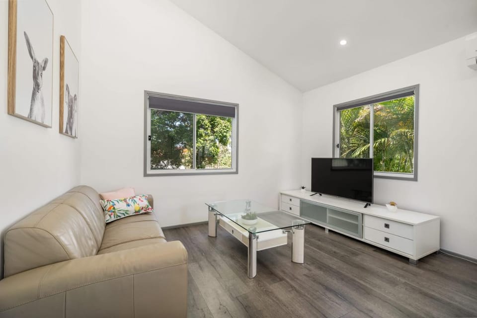 TV and multimedia, Living room, Seating area, Evening entertainment