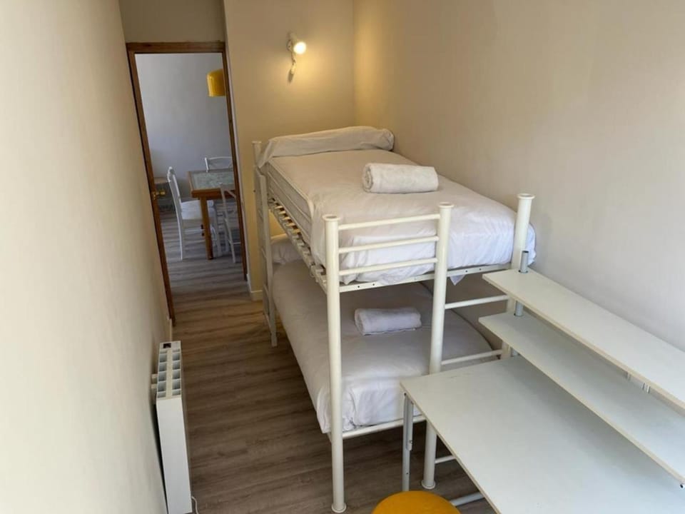 Bedroom, bunk bed