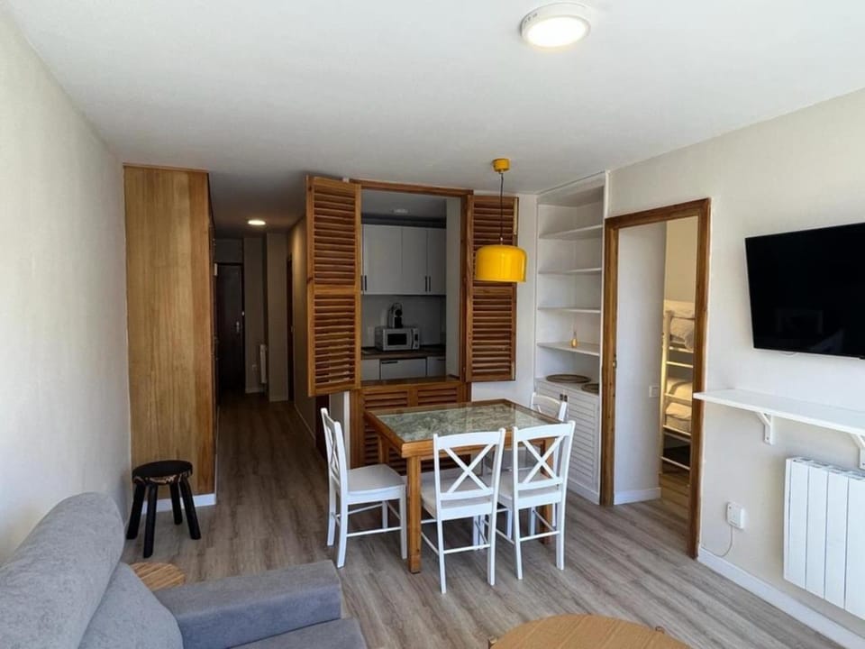 TV and multimedia, Kitchen or kitchenette, Living room, Seating area, Dining area