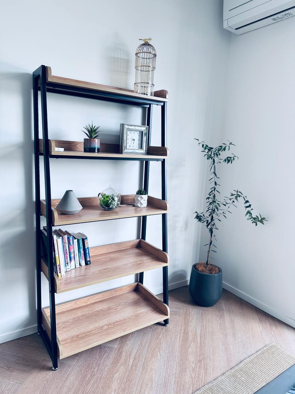 Stylish Industrial Holiday House in Pakuranga Free Wifi Netflix Apartment in Auckland