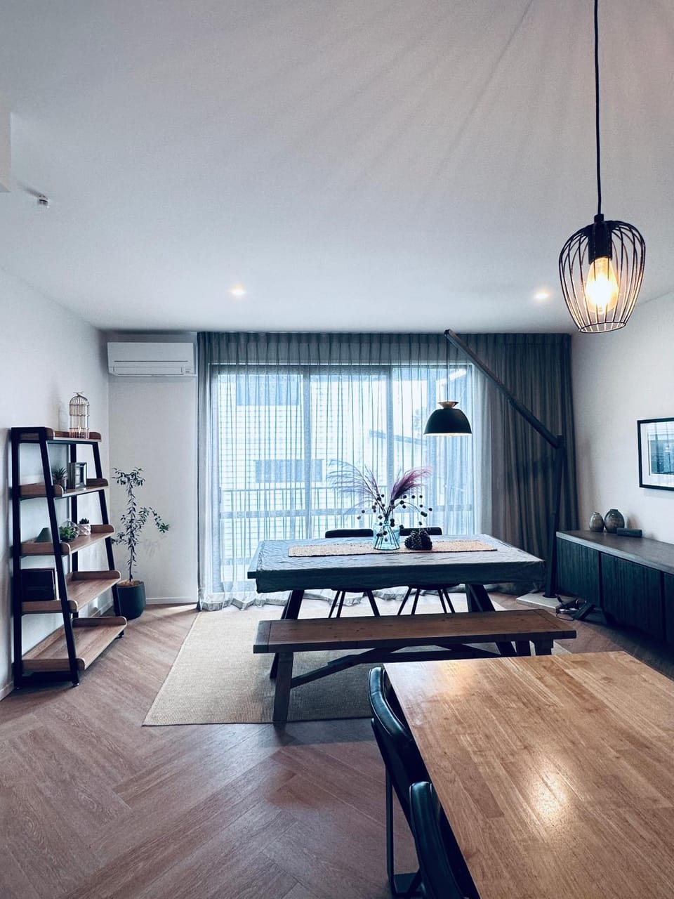 Stylish Industrial Holiday House in Pakuranga Free Wifi Netflix Apartment in Auckland