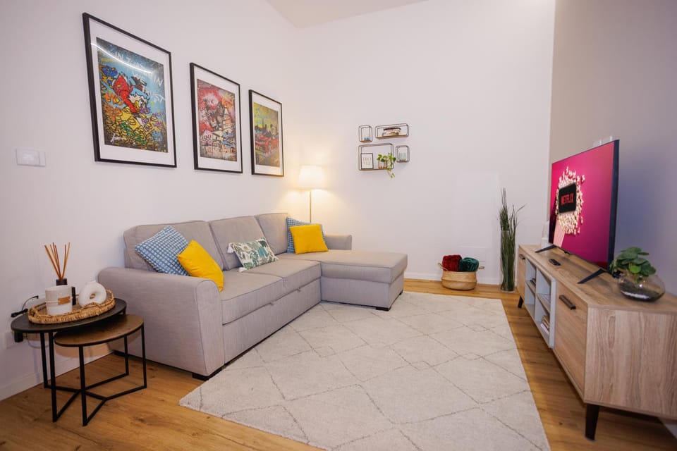 TV and multimedia, Living room, Evening entertainment