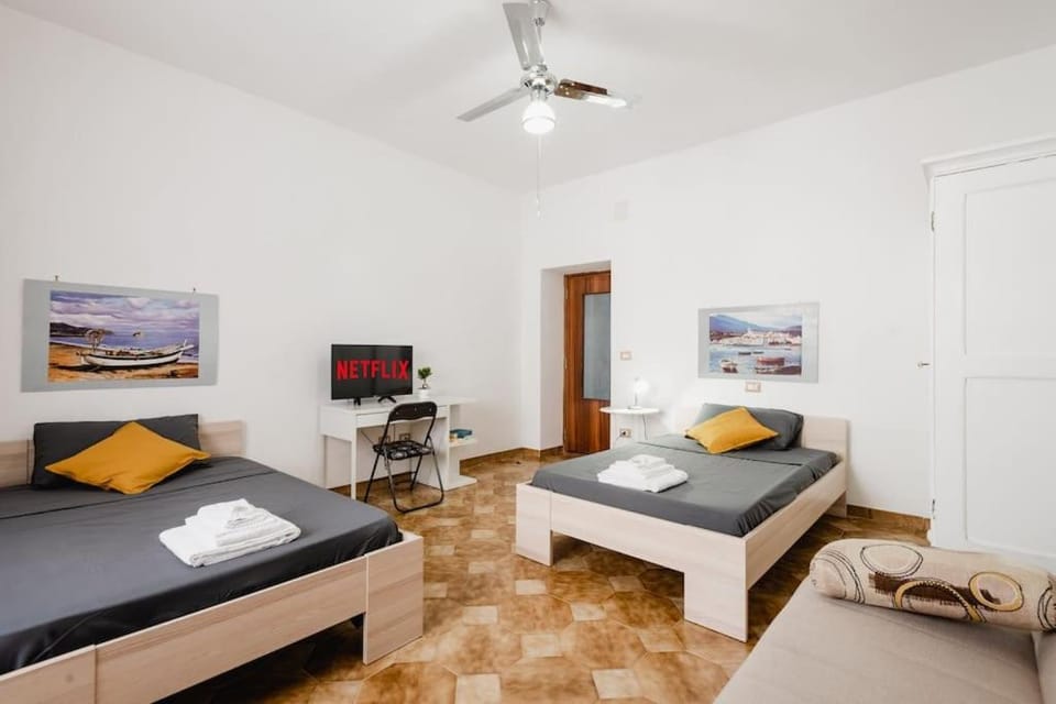 Bed, TV and multimedia, Photo of the whole room, Seating area, Bedroom, fireplace