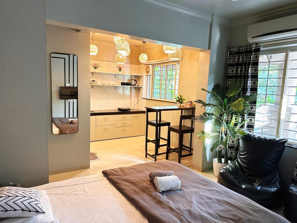 Kitchen or kitchenette, Dining area, stove