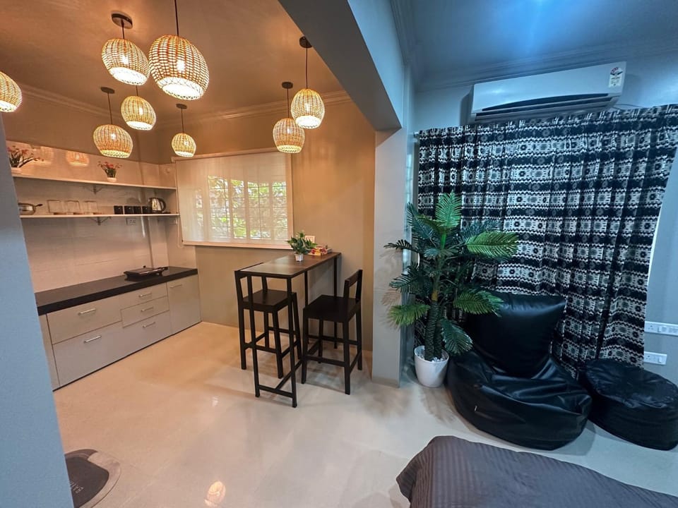 Kitchen or kitchenette, Seating area, Dining area, air conditioner