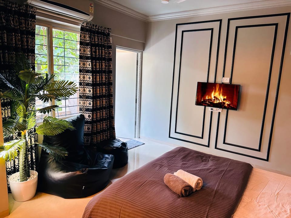 Bed, Seating area, towels