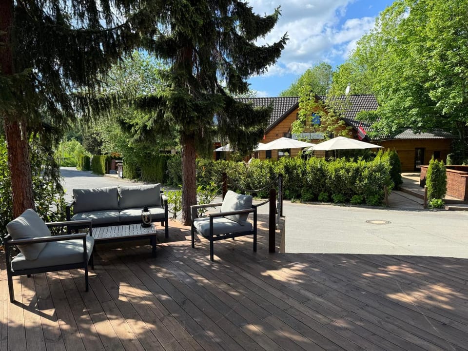 Spring, Day, Natural landscape, Garden, Balcony/Terrace, Seating area, Garden view