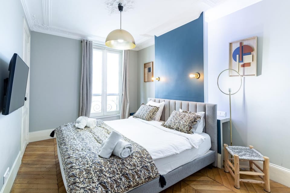 Bed, TV and multimedia, Photo of the whole room, Bedroom