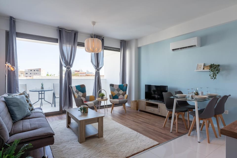 Communal lounge/ TV room, TV and multimedia, Living room, Seating area, Dining area, Evening entertainment, air conditioner