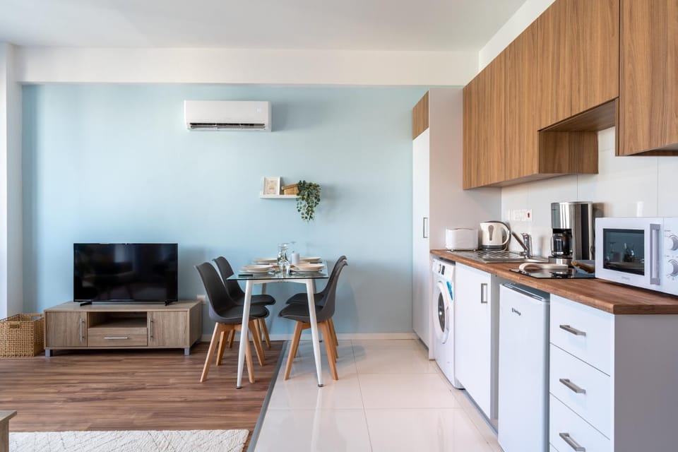 TV and multimedia, Coffee/tea facilities, Kitchen or kitchenette, Living room, Seating area, Dining area, minibar, stove, toaster