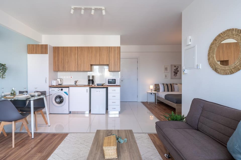 Coffee/tea facilities, Kitchen or kitchenette, Living room, Seating area, Dining area, minibar, stove, toaster, washing machine