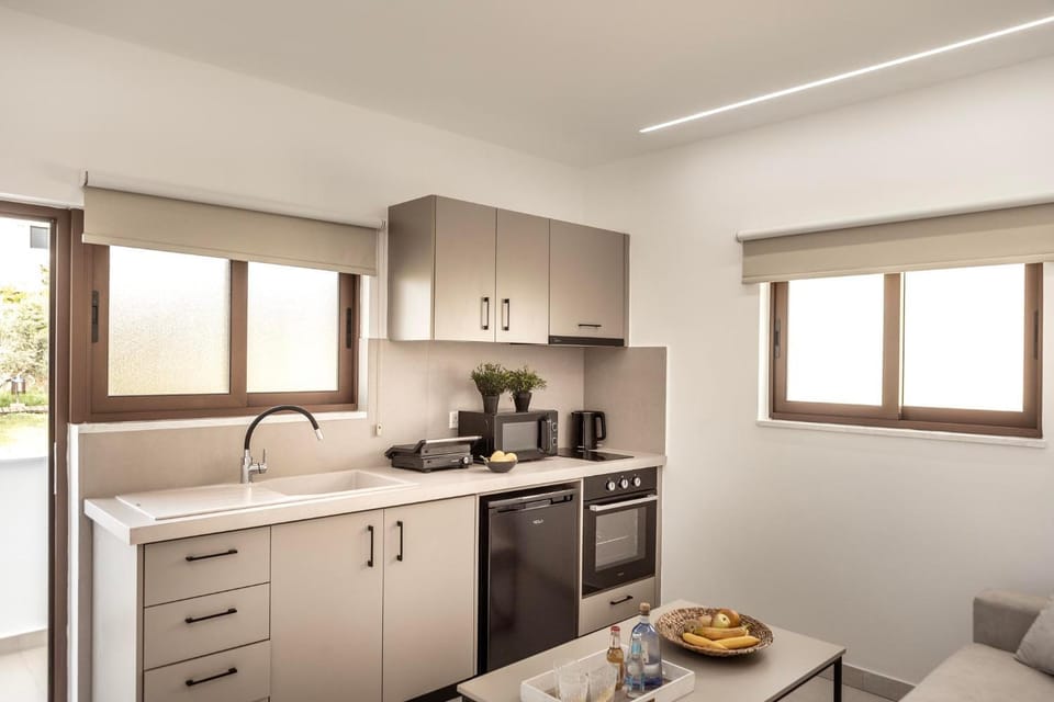 Coffee/tea facilities, Kitchen or kitchenette, Dining area, stove, toaster