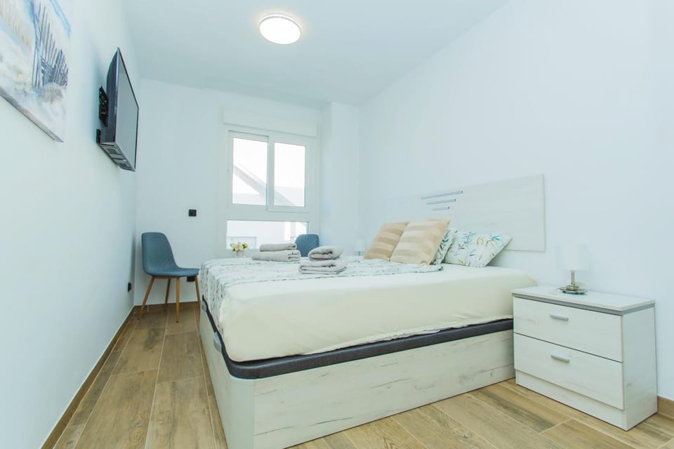 Bed, TV and multimedia, Bedroom