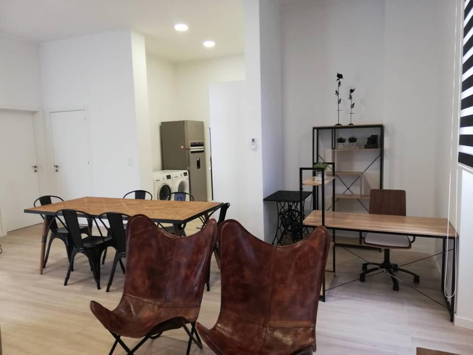 Kitchen or kitchenette, Living room, Seating area, Dining area, stove