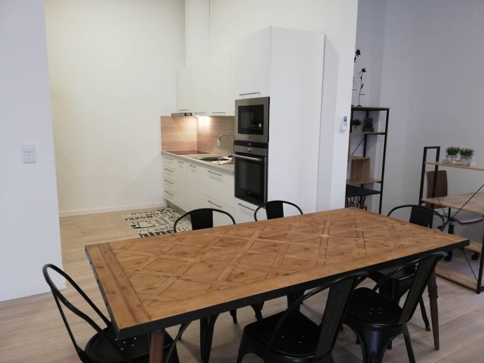 Kitchen or kitchenette, Dining area, minibar, pet friendly