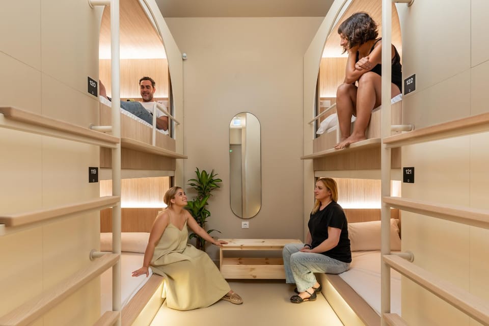 Bed, Photo of the whole room, group of guests, bunk bed